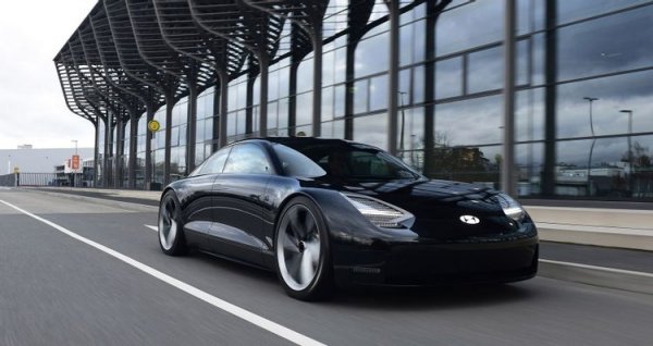 Представяйки мистериозно минималистичен външен дизайн, Hyundai Prophecy всъщност кара мнозина да се чудят що да кола е това. Нейният външен вид определено буди страхопочитание, а отварянето на врата разкрива кокпит, който не би изглеждал неуместно дори в "Стар трек".

Този автомобил няма волан и се управлява с джойстици, като човешко управление изобщо не му е необходимо, тъй като идеята е да бъде напълно автономен. Почти всяка повърхност от интериора е заета от тъчскрийнове, с един голям инфотейнмънт дисплей отпред.