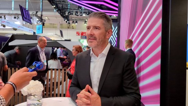 - Това е добър въпрос. Трябва да бъдем нащрек. Опитът е чудесно нещо, но крие и опасности. Той може да помогне да спестим време и да избегнем глупави грешки. Но трябва да го оставите настрана, ако искате напредък, искате нещо наистина ново. 
