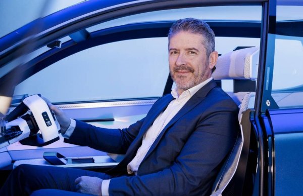 - Според мен ние можем да създаваме електрически, екологични и рециклируеми автомобили, и въпреки това те да са вълнуващи продукти. Разбира се, има хора, които страдат за звука и за миризмите на бензиновия автомобил. Но ускорението при електромобила е много по-добро. Центърът на тежестта е много ниско, така че усещането е по-спортно. Ако говорим за нормалните, масови автомобили. Колите на бъдещето не само могат да бъдат вълнуващи, но и трябва да бъдат. Защото, независимо какви технологии ще използваме и колко устойчиви ще бъдат колите ни, онова, което хората искат, е животът им да е интересен и вълнуващ, а не скучен. Точно това е нашата работа. Над всички други въпроси за нас стои този: как да създадем вълнението. 
