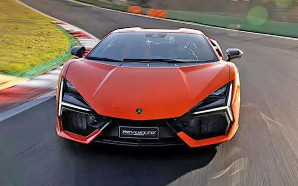 Първият V12 двигател на Lamborghini датира от 1964, когато се появява в първия модел на производителя, 350 GT. В онези дни той е с обем 3,5 литра, но по времето, когато беше монтиран на Revent&oacute;n и по-късните версии на Murci&eacute;lago, беше достигнал 6,5 литра. След това е заменен от друг V12 със същия обем. 
Всъщност по-късният двигател е по-големият от двата, макар и с нищожна разлика. Той измества 6498 куб. см спрямо 6496 куб. см на своя предшественик, и произвежда 814 конски сили в новото Revuelto. 
