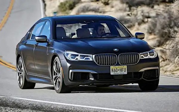 Двигателят V8 от L-серията, използван в много модели на Rolls-Royce, има капацитет от 6,75 литра. Когато новият собственик BMW замени това с V12 през 2003, той почете традицията, като го направи с почти идентичен обем - 6749 куб. см. Този двигател и неговият еволюирал наследник задвижват Rolls-Royce оттогава.
Както ще стане ясно по-късно, това не е най-големият двигател на Rolls-Royce, но е най-големият, използван някога в сериен автомобил на BMW, тъй като компанията го монтира и във върховата Серия 7. Други агрегати на BMW го превъзхождат с огромна разлика, но те са били използвани само в самолети (като 42-литровия BMW 801 с 14 цилиндъра, използван във Focke-Wulf Fw 190 от Втората световна война).
