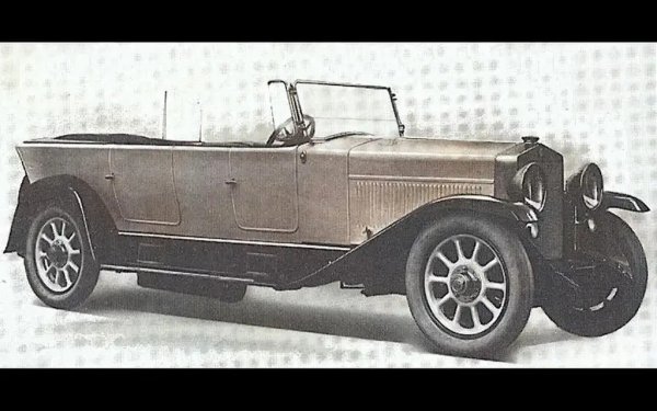 Fiat започва да произвежда авиационни двигатели V12 по време на Първата световна война и по-късно пригажда един от тях и за автомобилна употреба. Построен е с капацитет от 6809 куб. см и 7490 куб. см, но само първата версия е използвана - за Type 520 от 1921, известен също като Superfiat. С този модел Fiat смята да предизвика Rolls-Royce Silver Ghost и Packard Twin Six, но в крайна сметка е произведен само в съвсем малка серия, около половин дузина. 
