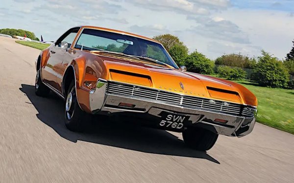 От трите двигателя на марката General Motors с цитиран капацитет от 7,5 литра или 455 кубически инча, Oldsmobile V8 всъщност е най-малкият, макар и с миниатюрна разлика. Двигателят на Olds е използван в модели със задно предаване като Cutlass и 442, Toronado с предно предаване (на снимката) и, в пълен контраст с всички тях, в GMC Motorhome.
