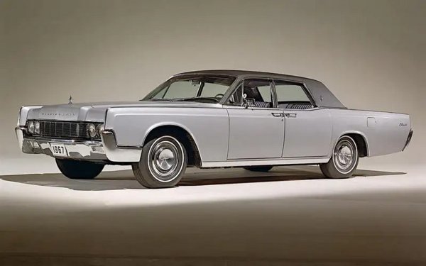 Въпреки че, както споменахме по-рано, някои Lincoln бяха задвижвани от 7,5-литровия Ford 385 Big-block, това не е най-големият двигател, използван някога от марката. Тази чест отива у MEL V8, с обем приблизително 7570 куб. см.
В този вариант той беше използван в четвъртото поколение Lincoln Continental между 1966 и 1968. 