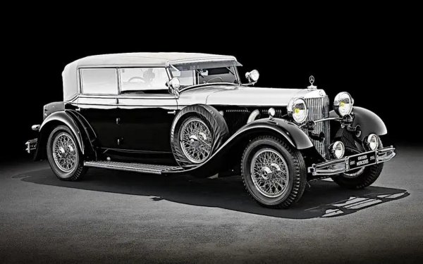 Първият Grosser, с код 770, се произвежда в две поколения от 1930 до 1943. Неговият редови осемцилиндров мотор има обем 7655 куб. См, с добавен компресор, който дава мощност 197 конски сили (увеличена по-късно до 227 коня, смайващо много за епохата). 
