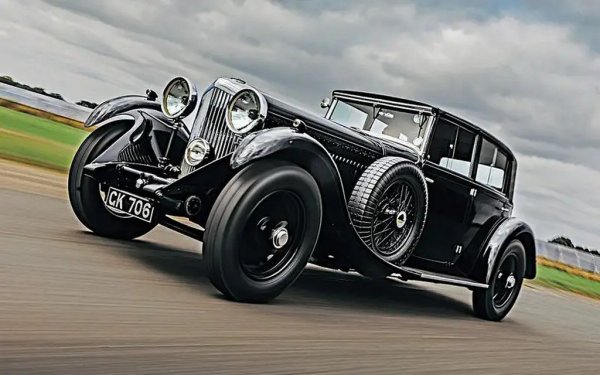 Компанията Bentley достига своя пиков капацитет на двигателя през 1930 и оттогава не го е повтаряла. Този редови шестцилиндров двигател е с обем 7983 куб. см. и произвежда между 200 и 230 к.с., в зависимост от настройката.
Малко след появата на този мотор, Bentley фалира и бе погълната от Rolls-Royce. Оттогава марката е сменила още двама собственици (настоящият е VW), но нито един от тях не е сметнал за нужно да поиска толкова голям двигател.