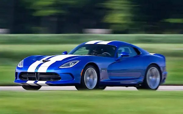 Двигателят V10 в спортната кола Viper започна от 7990 куб. см, достигна 8285 куб. см през 2003, и беше допълнително разширен до 8382 куб. см пет години след това. Когато моделът беше спрян от производство през 2017, V10 беше най-големият двигател, монтиран на който и да е сериен автомобил.
Viper беше рекламиран в САЩ като Dodge, защото според изпълнителния директор на Chrysler Боб Лутц беше &bdquo;твърде голям за Plymouth, и твърде скандален за марката Chrysler&ldquo;. 
