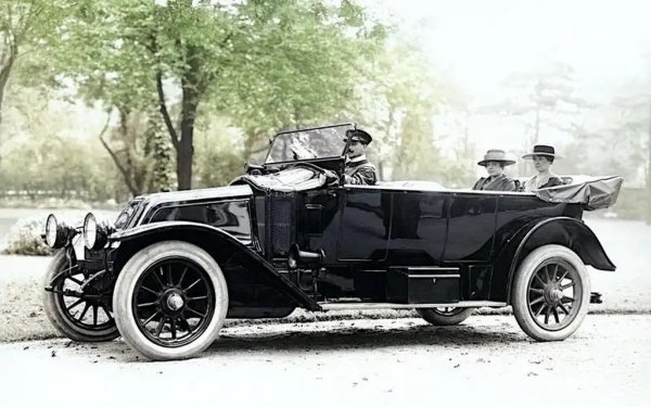 Дълго преди да бъде национализирана и следователно задължена да предоставя евтин транспорт за масовия пазар, Renault беше точно от типа компания, от която можеше да се очаква да произведе луксозен автомобил, способен да спечели рали Монте Карло.
Тази кола беше 40CV, чийто редови шестцилиндров двигател започна от 7539 куб. см през 1911 година и беше увеличен до 9120 куб. см през 1920, пет години преди победата в Монте Карло. 
