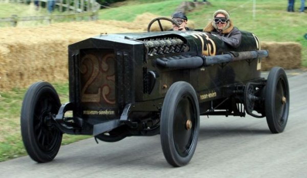 Този експериментален автомобил изглежда и звучи напълно в съответствие с името си. А за звука му помага 46-литровият авиационен двигател на BMW!