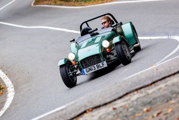 Отново споменаваме Колин Чапмън, тъй като произвежданият от 1957 до 1972 година Lotus 7 представлява квинтесенция на неговата философия. След това правата на модела са продадени на компанията Caterham Cars.

Благодарение на теглото си от 510 кг, дори най-слабият вариант на модела, който е оборудван с мотор на Suzuki с обем 660 куб. см, вдига 100 км/ч от място за 6,9 секунди. А свирепият с двигател Ford Duratec с 310 к.с. го прави два пъти по-бързо.