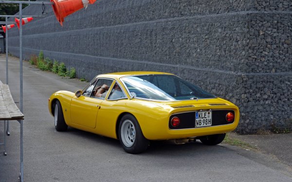 След тези две различни превозни средства идва ред на един &bdquo;нормален&ldquo; автомобил. Моделът De Tomaso Vallelunga, построен от компанията на аржентинския състезател Алехандро де Томасо и кръстен на популярна италианска писта, е по-лек от Morgan и Caterham. Той тежи точно половин тон.

Задвижването на малкото като размери (дължина 3900 мм и широчина 1550 мм) купе със средно разположение на двигателя става с 4-цилиндров атмосферен мотор Ford Kent с обем 1,5 литра. Неговите 104 к.с. са напълно достатъчни за впечатляваща динамика &ndash; 6,1 секунди от 0 до 100 км/ч. Произведени са 50 бройки от този автомобил.