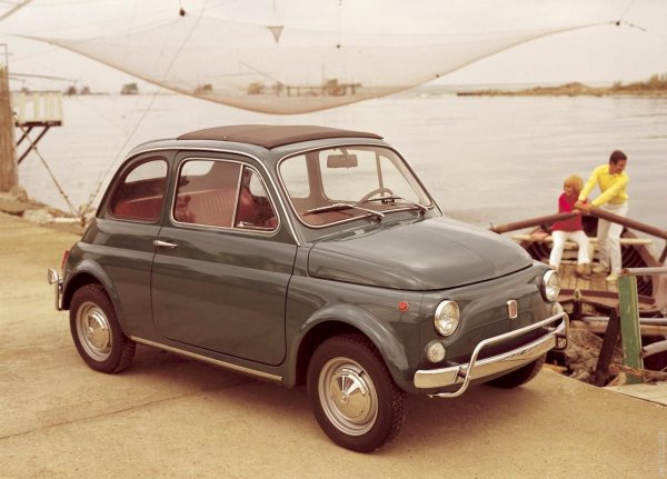Класическият Fiat 500, произвеждан от 1957 до 1975 година, получава своя индекс благодарение на съответстващия обем на двигателя (всъщност той е 479 куб см, но италианците го закръгляват на 500). Може обаче да се каже, че името идва и от теглото на автомобила, което е точно половин тон.

Машините от ранна серия N са оборудвани с 2-цилиндров двигател с 13 к.с. и въздушно охлаждане. Най-голяма популярност обаче придобива серията D, която дебютира през есента на 1960 кг. При нея двигателят е с обем 499,5 куб. см, а мощността му е 16 к.с.