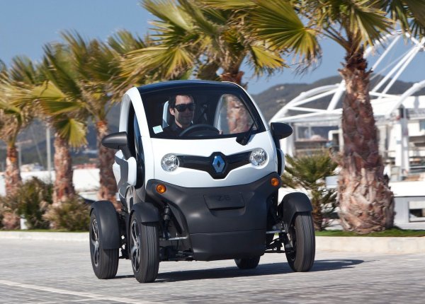 Мнозина не приемат насериозно забавния електрически ситикар на Renault. Това обаче не се отнася за тези, които са имали възможност да се запознаят лично с него. Twizy затваря устите на скептиците, тъй като предлага добре балансирано шаси и максимална скорост от 80 км/ч.

Към достойнствата на френската &bdquo;електричка&ldquo; могат да бъдат добавени и малките габарити (дължината и широчината са съответно 2335 и 1381 мм), които не пречат зад водача да се намести още един пасажер. Освен това Twizy предлага и напълно приемлив пробег с едно зареждане &ndash; 100 км, като и за това помага теглото му &ndash; само 450 кг.