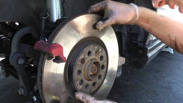 Не е необходимо да се обяснява защо износените или неизправни спирачки са голям проблем. Неговото пренебрегване крие огромни рискове и затова е важно е да обърнете внимание на тази неизправност навреме. 

Препоръчително е, например, да проверите хидравличните цилиндри, ако колата поднася настрани при спиране. Трябва също да проверите нивото на спирачната течност и да предотвратите навлизането на въздух в спирачната система. Можете също така сами да проверите износването на спирачните дискове - размерът им трябва да бъде най-малко 10 мм. 