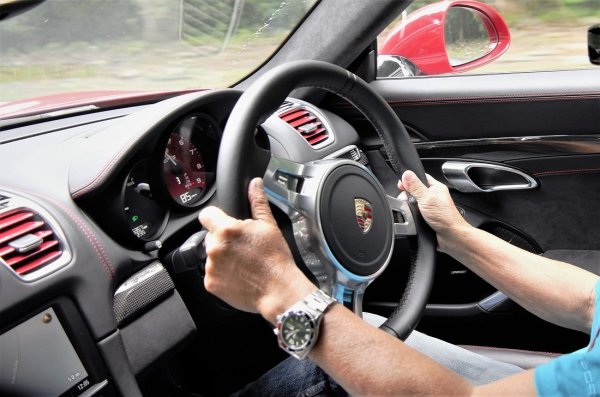 Ако почувствате поява на свободен ход на волана или хлабина, т.е. завъртате го и колата не реагира веднага, трябва спешно да се свържете със сервиза. Отклонение от 10% се счита за приемливо, но дори това е причина да бъдете по-внимателни, особено ако забележите вибрации на волана при набиране на скорост или в завой. Най-честата причина за повреда на един или повече кормилни елементи е шофиране извън пътя.