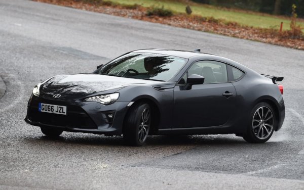 Разработен съвместно със Subaru (BRX), този забавен спортен автомобил с боксерен двигател си намери уютна ниша при хората, които просто обичат карането. GT86 не е достатъчно мощна, за да участва в меренето на его на новобогаташите и футболистите. Но е достатъчно лека и достатъчно добре проектирана, за да извади на лицето ви най-широката усмивка при вида на наближаващи завои. Все пак и нейният живот е към края си - японците подготвят ново поколение. 
