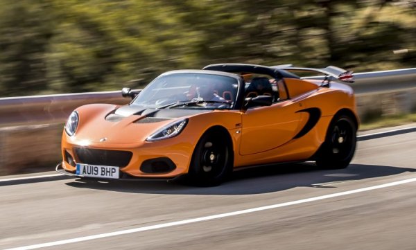 Четвърт век е наистина много време: Клудия Шифер навърши 50 преди два месеца, за бога! Следите от годините си личат и при Elise - някогашните дружелюбни кръгли фарове са заменени от агресивна насекомоподобна оптика, двигателят от К-сериите на Rover е отстъпил на агрегат от Toyota. Но ако не броим тези дреболии, този Lotus си остава същият: може би най-добрата кола, когато става дума за управляемост, сцепление и баланс. 
