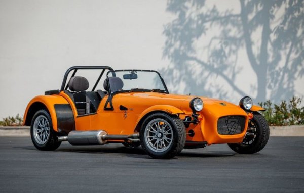 Измина почти половин век, откакто Caterham откупи лиценза за Lotus 7 и започна да произвежда най-достъпния, опростен и забавен спортен автомобил в света. Двигатели са се променяли, както и компоненти по окачването, но като цяло това е същата кола, с която става известен Колин Чапман още през 1957.
