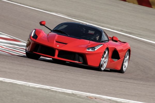 Минаха вече шест години от дебюта на хибридното чудовище, но то не е спряло да смайва. При 950 конски сили натоварването върху спирачките е колосално, но карбоново-керамичните дискове се справят отлично. 
Цена: $ 1 420 112
Спирачки: 15.7-цолови вентилирани карбоново-керамични дискове отпред, 15-цолови отзад
Гуми: Pirelli P Zero Corsa
