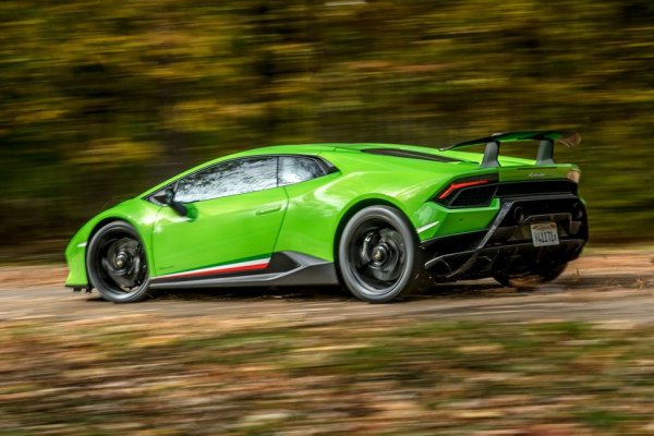 При този разярен бик само карбоново-керамичните спирачки не са достатъчни - налага се и активната аеродинамика да влезе в играта, за да го спре на място. С нейна помощ специалната версия на Huracan бие дори LaFerrari. 
Цена: $ 317 285
Спирачки: 15-цолови вентилирани карбоново-керамични дискове отпред, 14-цолови отзад
Гуми: Pirelli P Zero Trofeo R
