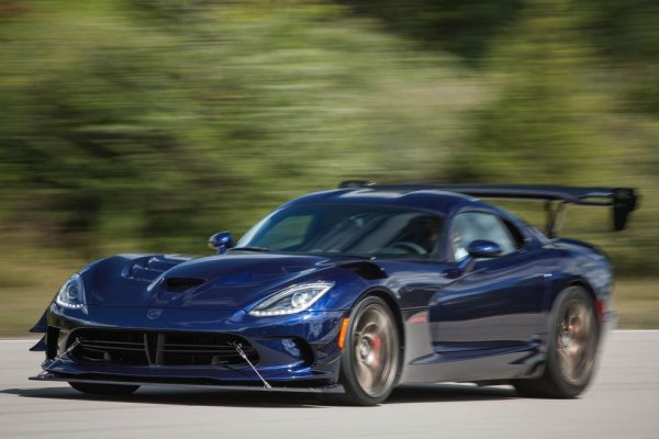 Viper от самото си раждане има репутацията на напълно откачена кола. Но най-откачената му версия без съмнение е ACR от 2017. Тук задното антикрило е с размерите на трапезна маса. Спирачките отговарят на всичко останало - те закотвят Viper на място за по-малко от 41 метра. 
Цена: $ 154 885
Спирачки: 15.4-цолови вентилирани карбоново-керамични дискове отпред, 14.2-цолови отзад
Гуми: Kumho Ecsta V720 ACR
