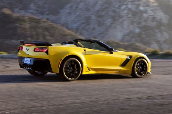 Още един модел, който вече гони седмата си година. Но дори добавеният покрив и автоматичната трансмисия, значително повишаващи теглото, не пречат на спирачките да си вършат работата. Това е най-добре спиращият кабриолет, тестван някога от C&D. 
Цена: $ 113 835
Спирачки: 15.5-цолови вентилирани карбоново-керамични дискове отпред, 15.3-цолови отзад
Гуми: Michelin Pilot Sport Cup 2 ZP
