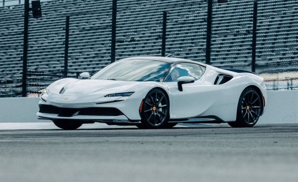 Духовният наследник на LaFerrari се справя съвсем малко по-добре от далеч по-скъпия си предшественик. Тук ускорението от място до 100 км/ч отнема съвсем малко над 2 секунди - най-бързото постижение изобщо в 50-годишната история на тестовете на C&D. Спирането не е чак рекордно, но също е впечатляващо. 
Цена: $ 742 088
Спирачки: 15.7-цолови вентилирани карбоново-керамични дискове отпред, 14.2-цолови отзад
Гуми: Michelin Pilot Sport Cup 2 R
