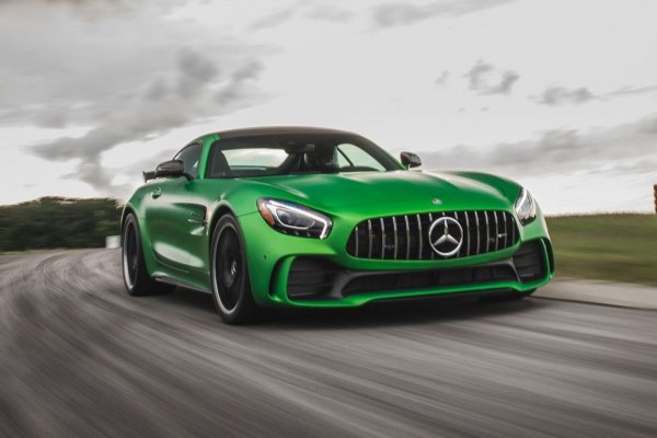 Естествено, заслуга за доброто спиране на автомобила имат не само спирачните апарати. Този AMG GT R например е живо доказателство колко важни са гумите. Моделът се предлага с два различни варианта на Michelin Pilot Sport Cup 2. Единият, разработен по начало за Corvette Z06, е доста по-широк. И спира с цели 1.20 метра по-рано от другия. 
Цена: $ 195 945
Спирачки: 15.8-цолови вентилирани карбоново-керамични дискове отпред, 14.2-цолови отзад
Гуми: Michelin Pilot Sport Cup 2 ZP
