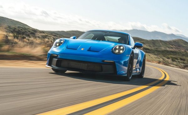 Тук става дума за най-новата версия, модел 992 от 2022 година. Четирилитровият боксер и автоматикът с двоен съединител осигуряват смайваща динамика, а с предлаганите като опция карбоново-керамични дискове и спирането е достойно за Топ 10. 
Цена: $ 202 270
Спирачки: 16.1-цолови вентилирани карбоново-керамични дискове отпред, 15.4-цолови отзад
Гуми: Michelin Pilot Sport Cup 2 R
