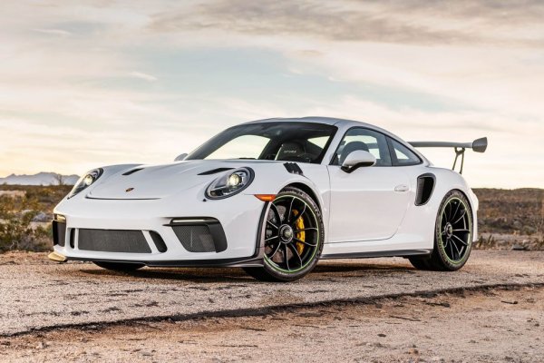 Моделът от 2019 се справя със спирането от 70 мили в час най-добре от всички поршета, тествани от списанието в последния половин век - а това значи много. Изпитателите само предупреждават да проверите добре колана си, преди да опитвате подобно нещо, защото ако той не е закопчан добре, колата ще ви хвърли като разярен бик. 
Цена: $ 208 717
Спирачки: 16.1-цолови вентилирани карбоново-керамични дискове отпред, 15.4-цолови отзад
Гуми: Michelin Pilot Sport Cup 2 R
