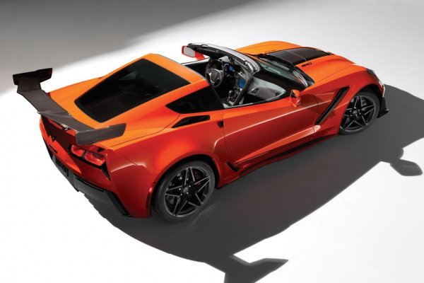 Върхът, що се отнася до способностите на спортните коли да спират, не е Ferrari, Lamborghini или Bugatti, а Corvette ZR1 от 2019 година. Макар да тежи с почти 50 килограма повече от Z06, той се справя още по-убедително. Впрочем това е и третата най-бърза кола в прословутата Lightning Lap на C&D - "летяща" обиколка на писта. Пред нея са само Porsche 911 GT2 RS и McLaren Senna.
Цена: $ 143 810
Спирачки: 15.5-цолови вентилирани карбоново-керамични дискове отпред, 15.3-цолови отзад 
Гуми: Michelin Pilot Sport Cup 2 ZP
