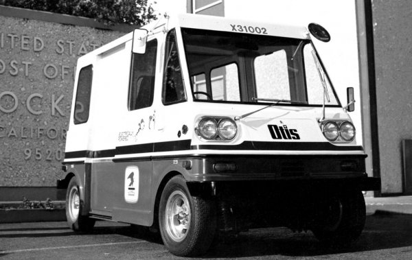 И докато в наши дни бъдещето на пощенските фургони, както споделихме в увода, ще е изцяло електрическо, то това се е случвало и в миналото. Към средата на седемдесетте американските пощи, която преди това се разочаровали от електрическите превозни заради малкия пробег и това, че са бавни, отново започнала да разглежда внимателно микробусите за доставка, задвижвани от батерии.

Причината била въздействието на петролната криза и натиска за опазване на околната среда. Миниатюрният електрически пощенски камион Otis бил един от кандидатите за доставка на поща.