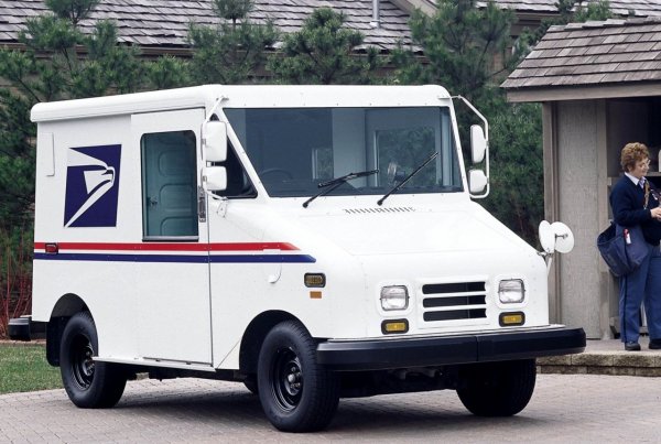 Последните букви в името на този ъгловат фургон с плоски панели на купето означава Long Life Vehicle (автомобил с дълъг живот). Той бил разработен и произведен специално за U.S. Mail от някогашния производител на самолети Grumman.

Прост и надежден, този автомобил дълго време е един от основните на пощенска служба. Базиран е на шасито на Chevrolet Blazer S10 и гаранцията за безпроблемна работа била между 20 и 30 години.