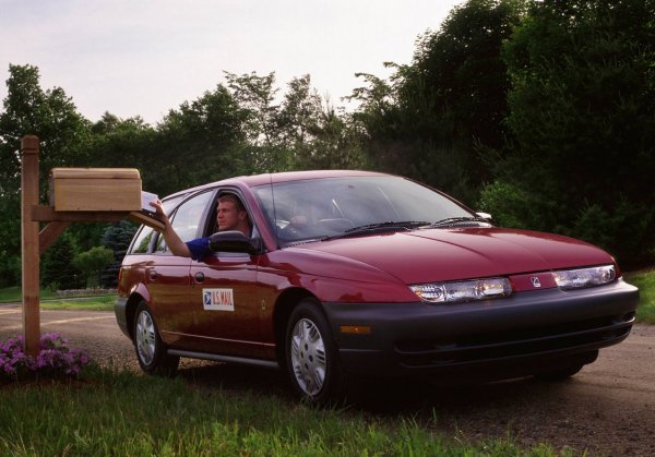Понякога промените в автомобилите за пощата не били чак толкова радикални. Ярък пример е това комби Saturn SWP (Station Wagon Postal). Всъщност той се различава от конвенционалния граждански модел само по това, че е с десен волан.