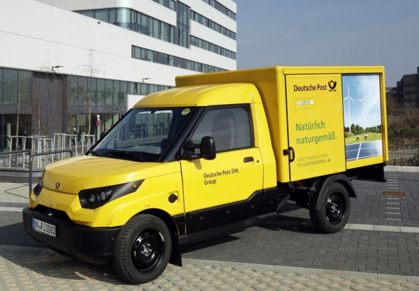 А ето и най-новият съвременен пример за специален автомобил за пощенски услуги. Създаденият през 2010 година немски стартъп StreetScooter GmbH, проектиращ различни видове електрически транспортни средства, през 2014 година е придобит от Deutsche Post AG. Скоро след това стартира производството на електрически ван, с който пощенската компания смята да замени всички бензинови и дизелови машини на пощенските и куриерските си подразделения.
