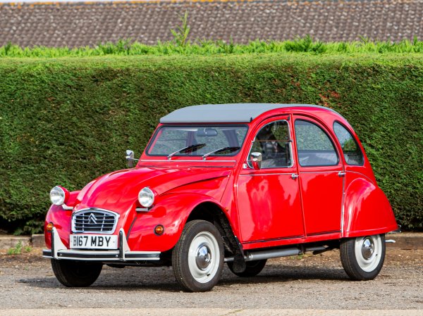 Кой друг освен Citro&euml;n 2CV, световно известното &bdquo;Грозно пате&ldquo; от Франция, може да бъде включен в този кръг от автомобили. Периодът на производство от 1948 до 1990 г. е 44 години, въпреки че идеята за автомобила вече е факт още в средата на 30-те години. Заповедта на легендарния шеф на Citro&euml;n Пиер-Жул Буланже към инженерите е безспорна: "Проектирайте кола, която може да побере двама фермери с ботуши и сто килограма картофи или бъчва вино, може да достигне скорост от поне 60 км/ч и консумира само три литра бензин на 100 км". Резултатът е вдъхновил поколения автомобилисти.