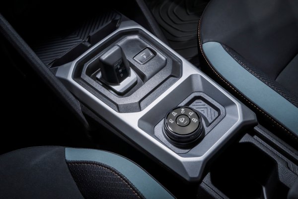 За разлика от плъг-ин хибридите, батерията тук никога не се разрежда съвсем, защото постоянно се зарежда от спирачките и от двигателя с вътрешно горене. Според Dacia тази система може да се движи само на ток в 60% от движението в града. А 50-литровите резервоари за бензин и за пропан-бутан дават общ автономен пробег от почти 1500 километра. 
