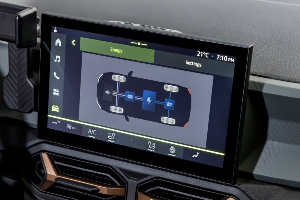 "Данните ни показват, че две от пет продадени Dacia в Европа са с газова уредба, и две от пет са хибридни", обясни ни старши инженерът на проекта Дидие Мишо. "Затова си казахме - защо да не съберем двете групи в едно?". С новата система автомобилът може да бъде само с предно, само със задно или с пълно предаване, според конкретните нужди. А въртящият момент към задния мост е всъщност с 10 на сто повече, отколкото при старата механична 4х4 система при Duster. 
