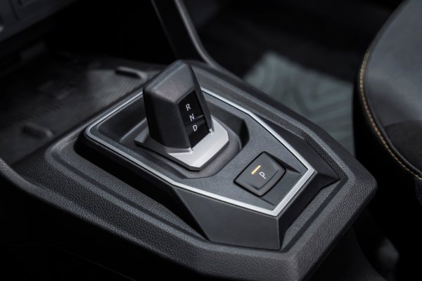 Но най-големите новости са при двигателите. Досегашната версия с фабрична газова уредба остава, но вече не е с еднолитров, а с 1.2 турбомотор, с увеличена до 120 коня мощност. Може да се комбинира и с автоматична трансмисия. Обемът на газовата бутилка се увеличава с 8 литра и общият пробег с едно зареждане на бензин и газ вече е до 1590 километра. 
