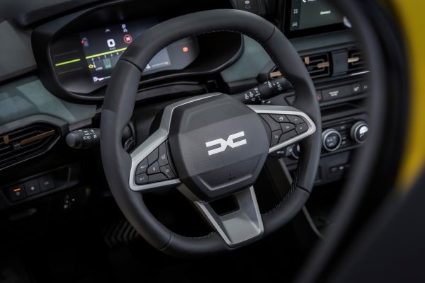 Пълният хибрид на върха на гамата също сменя мотора и вместо 1.4, вече е с обем 1.8 литра (познат от Bigster). Мощността се увеличава до 155 коня - рекорд за Sandero. Впрочем новите двигатели са достъпни и за построените на същата платформа Logan и Jogger. 
Дори и базовата за българския пазар версия с 1.0-литров трицилиндров бензинов мотор търпи промяна - при нея мощността се качва от 90 до 100 конски сили. 
