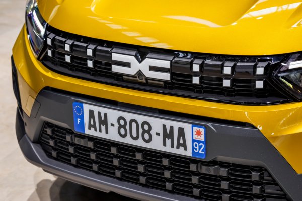 Новата броня на Sandero със стилизирани пиксели