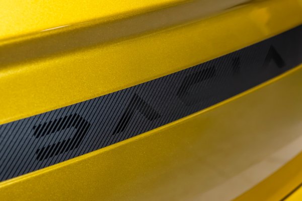 Версията Stepway получава и тази нова декоративна тъмна лайсна през цялата задна част