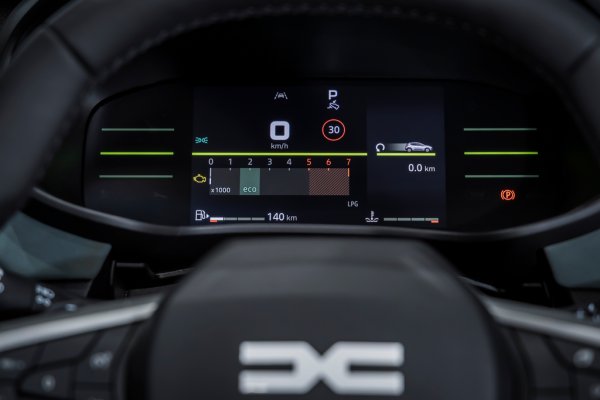 Дигиталният панел за приборите вече е цветен