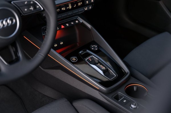 Скоростната кутия на популярния хечбек от години демонстира стабилна работа, особено в градски условия, където този модел се използва доста често. 