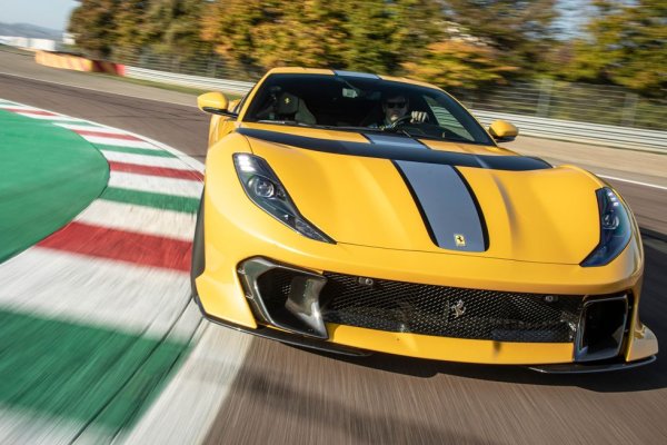 В сърцето на гамата - и на рекордните печалби - на Ferrari отдавна са моделите със средно разположени двигатели и с турбо. Но все пак остава място и за отличното 812, при което могъщият V12 е отпред и не се нуждае от никакво принудително пълнене. 