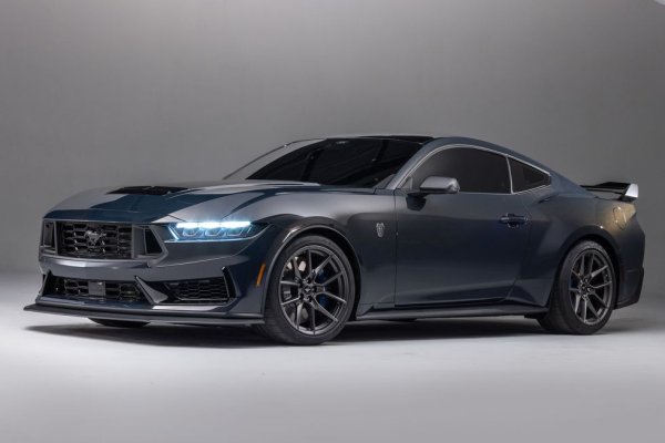 Още не се е появил на пазара, но вече е ясно, че тази първа версия на следващото поколение на Mustang ще си остане с V8 и атмосферно пълнене (макар и не за Европа, разбира се). В добавка от Ford обещават над 500 коня и някои специални системи, предназначени за пистите. 