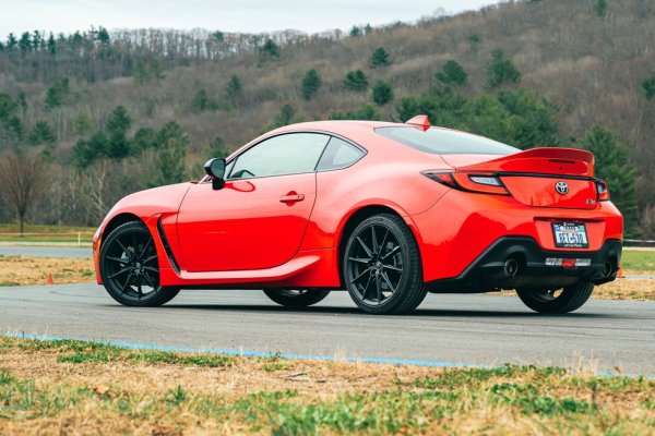 Когато първата генерация на тази японска спортна кола се появи на пазара заедно с близнаците й Subaru BRZ и Scion FR-S, мнозина се усъмниха в здравия разум на Toyota - какъв е смисълът от спортна кола с малък атмосферен двигател през XXI век? Но всеки, който някога я е пробвал, знае каква чиста радост носи тази машинка. Слава богу, такива хора има достатъчно, за да се появи и второ поколение - вече с малко по-мощен двигател, но все така без турбо. 

