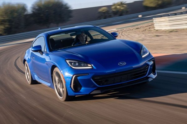 Също като почти идентичната Toyota GR86, и спортният модел на Subaru само печели от смяната на поколенията. Достойнствата на първата генерация са запазени - задно предаване, идеален баланс на теглото, отлична ръчна трансмисия и достъпна цена. Към това се добавят и малко повече кончета. 
