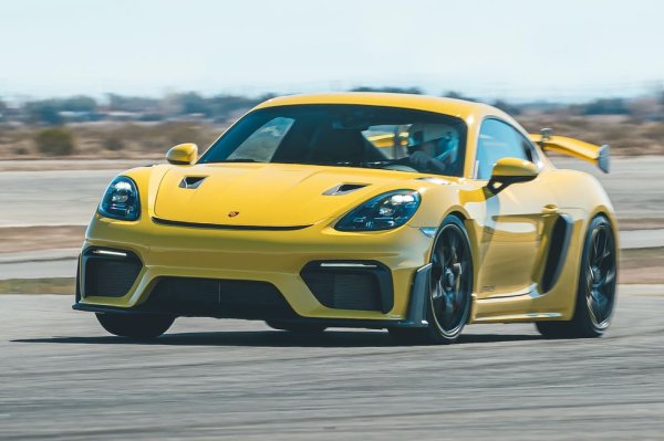 Рецептата за Porsche Cayman GT4 RS е максимално праволинейна и ясна: вземате един Cayman GT4, добавяте шестцилиндровия боксер от по-мощното 
911 GT3, и после само жънете плодовете. Както отбелязва R&T, това е неочаквано превъплъщение на най-добрия агрегат на марката, но средно разположен и върху съвсем различна платформа. 
