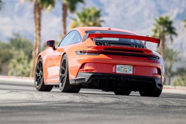 Все пак, ако можете да си го позволите, пренебрегнете споменатия в предния слайд Cayman с двигател от GT3 и изберете самия оригинал. Тук двигателят е не по средата, а отзад, както изискват традициите на Porsche. 911 GT3 е екстремен, високооборотен и абсолютно незабравим автомобил. 
